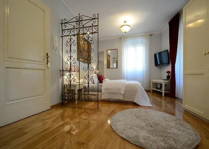 Tri Lava Luxury Living * Split